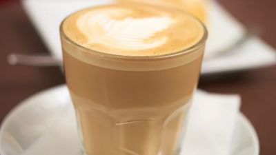 ¿Cómo preparar un flat white, el café de moda que ni es cortado ni café con leche?